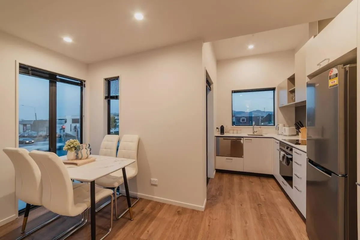 Triple Treat On Fitzgerald - Your 3-Br Getaway Christchurch New Zealand